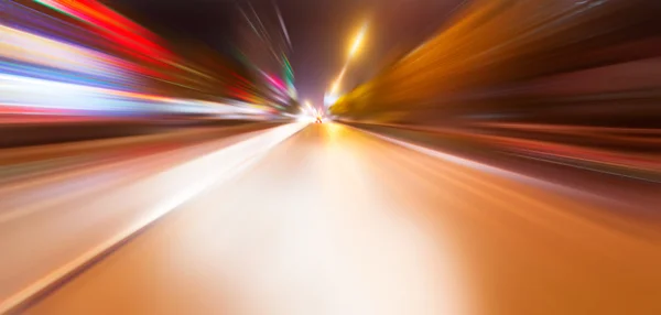 夜间道路上的加速运动 — 图库照片