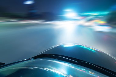 Gece yolda araba