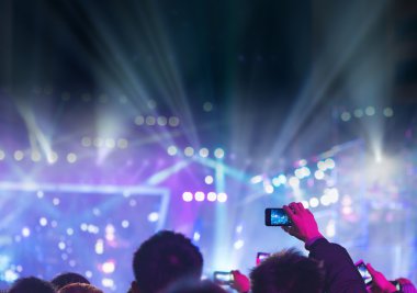 Konserdeki seyirci siluetleri