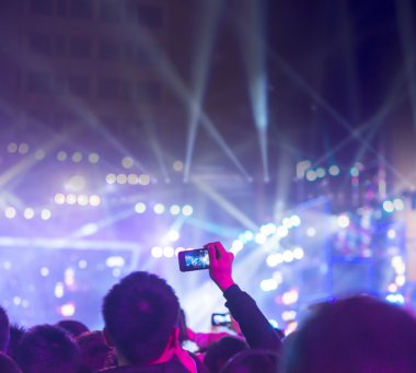 Konserdeki seyirci siluetleri