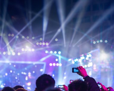 Konserdeki seyirci siluetleri