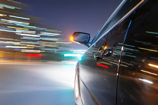 Carro na estrada à noite — Fotografia de Stock