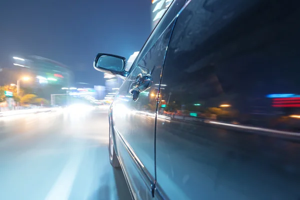Carro na estrada à noite — Fotografia de Stock