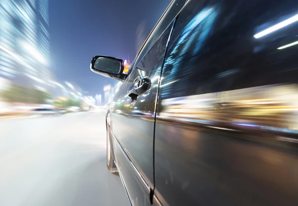 Coche en la carretera por la noche — Foto de Stock