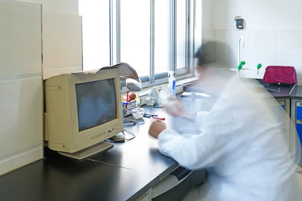 Onderzoeker werken in chemie laboratorium — Stockfoto