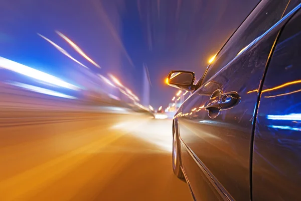 Carro na estrada à noite — Fotografia de Stock