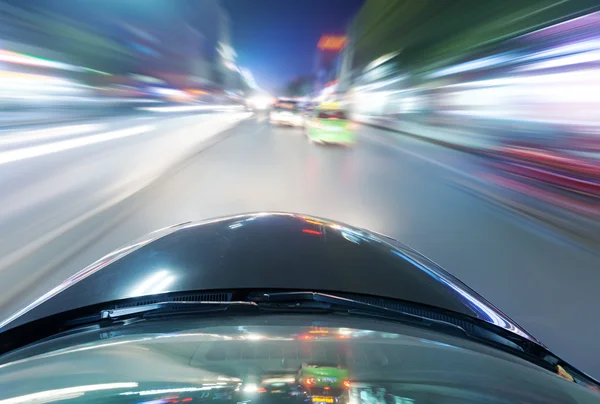 Carro na estrada à noite — Fotografia de Stock