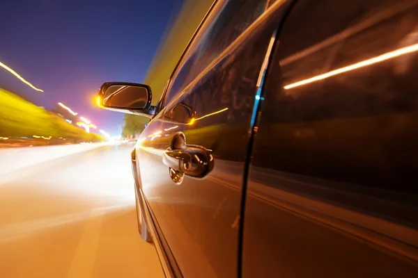 Auto op weg bij nacht — Stockfoto