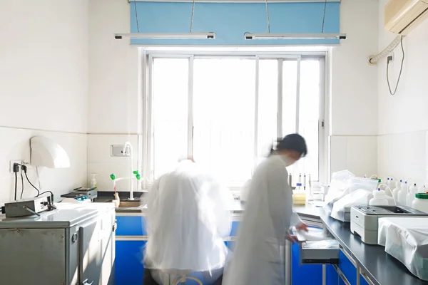Chercheurs travaillant en laboratoire de chimie — Photo