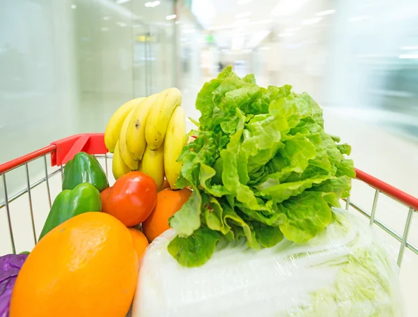 Kundvagn med frukt och grönsaker — Stockfoto