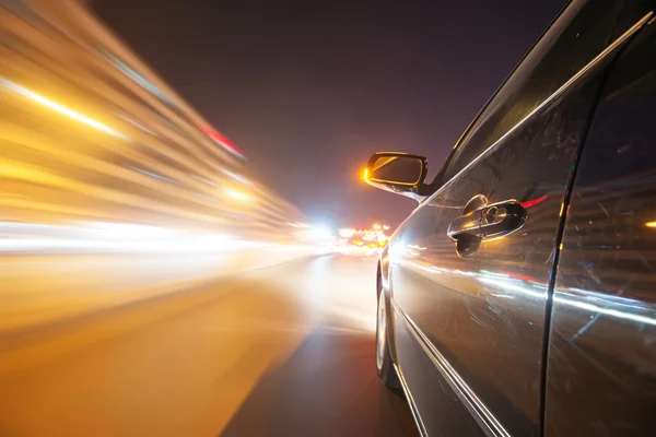 Auto su strada di notte — Foto Stock