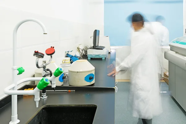 Onderzoekers die werken in chemie laboratorium — Stockfoto