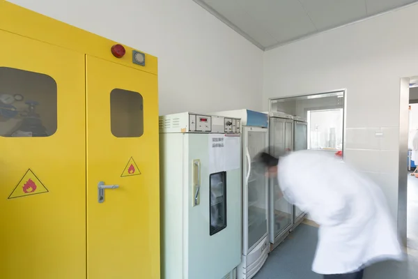 Pesquisador trabalhando em laboratório de química — Fotografia de Stock