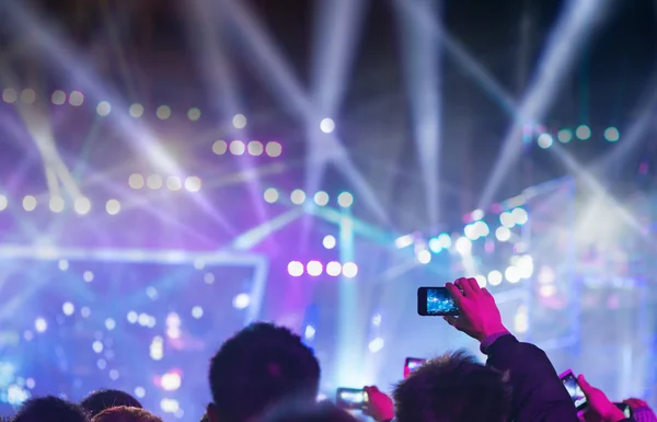 Silhuetas de audiência em concerto — Fotografia de Stock