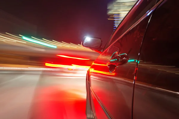 Auto op de weg met motion blur achtergrond — Stockfoto