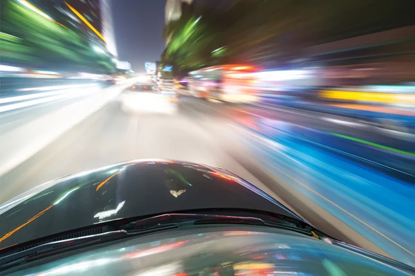 Carro na estrada à noite — Fotografia de Stock