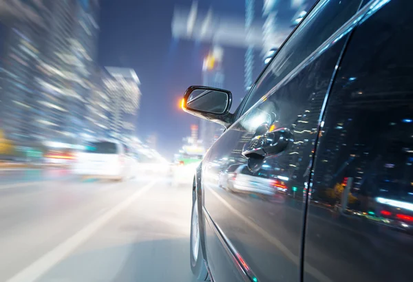 Coche en la carretera por la noche —  Fotos de Stock