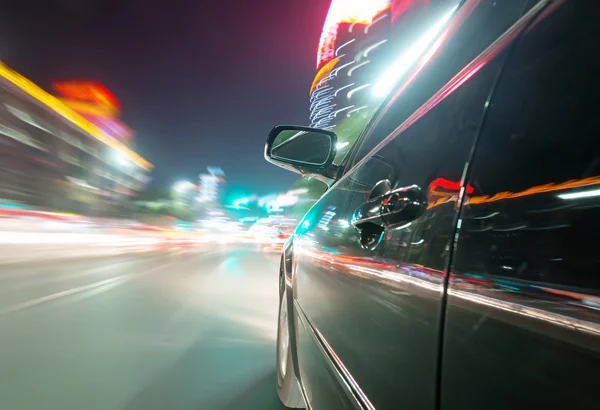 Bil på väg på natten — Stockfoto