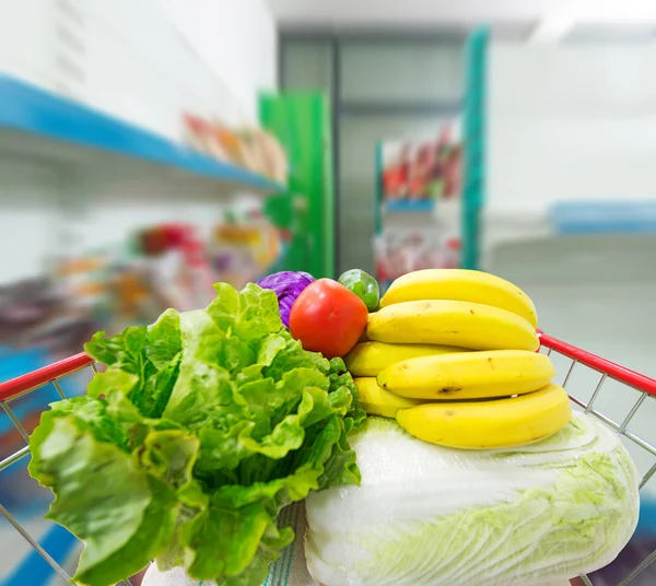 Carrello acquisti con frutta e verdura — Foto Stock