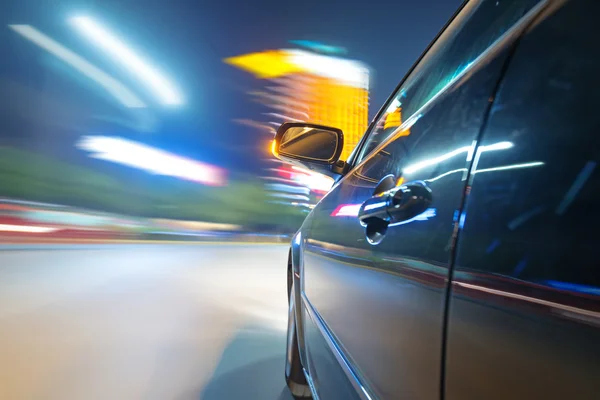 Carro na estrada à noite — Fotografia de Stock