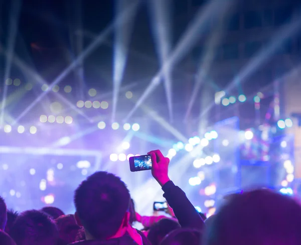 Silhuetas de audiência em concerto — Fotografia de Stock