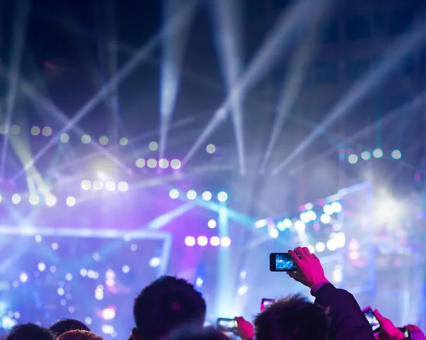 Konserdeki seyirci siluetleri — Stok fotoğraf