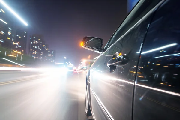 Carro na estrada à noite — Fotografia de Stock