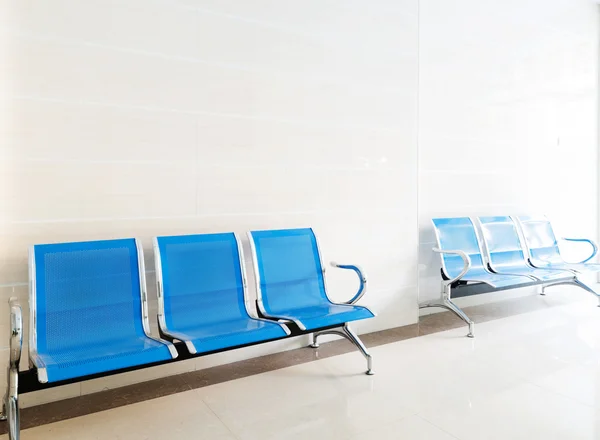 Waiting room blue chairs, door on the floor — Stock Photo, Image