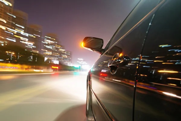 Voiture sur la route la nuit — Photo