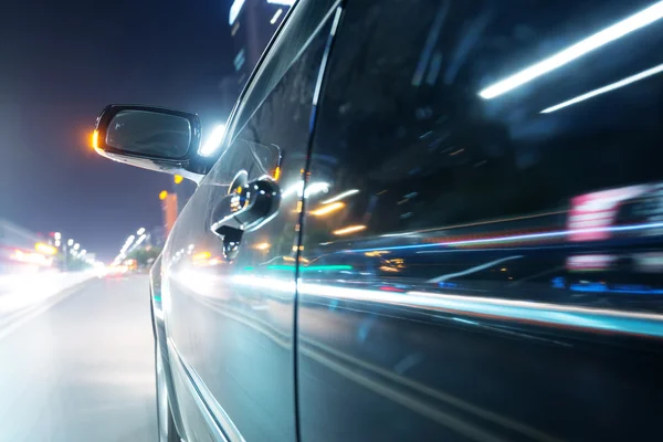 Carro na estrada à noite — Fotografia de Stock