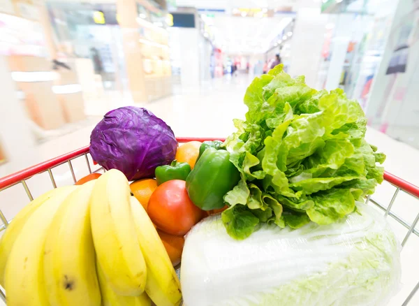 Einkaufswagen mit Obst und Gemüse — Stockfoto