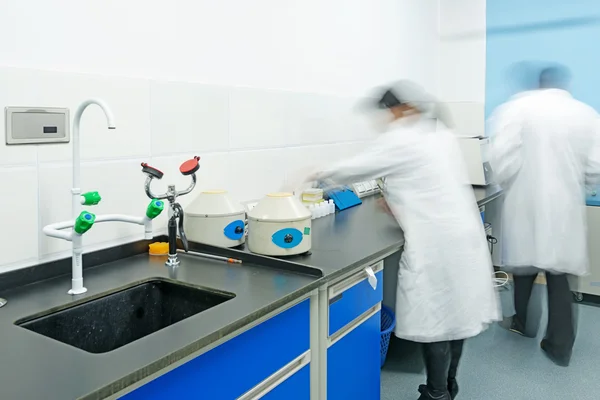 Investigadores trabajando en laboratorio de química — Foto de Stock