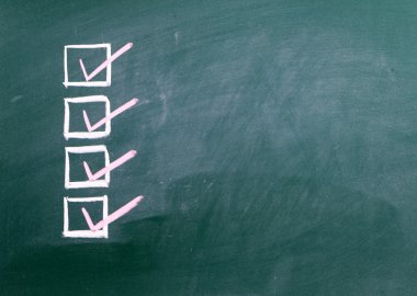 Onay işaretleri yazı tahtası üzerinde oturum