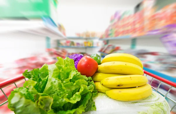 Carrello acquisti con frutta e verdura — Foto Stock