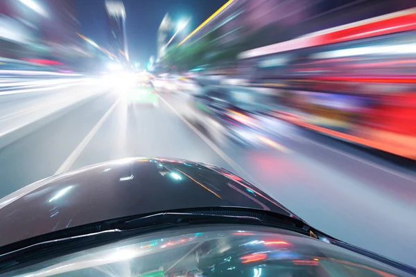 Carro na estrada à noite — Fotografia de Stock