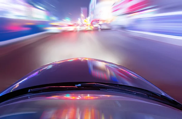 Carro na estrada à noite — Fotografia de Stock