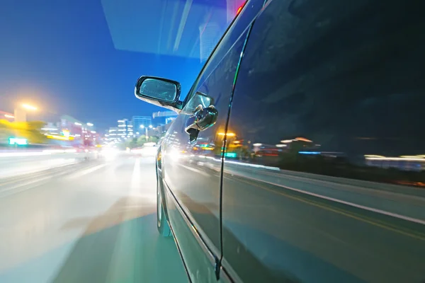 Coche en la carretera por la noche —  Fotos de Stock