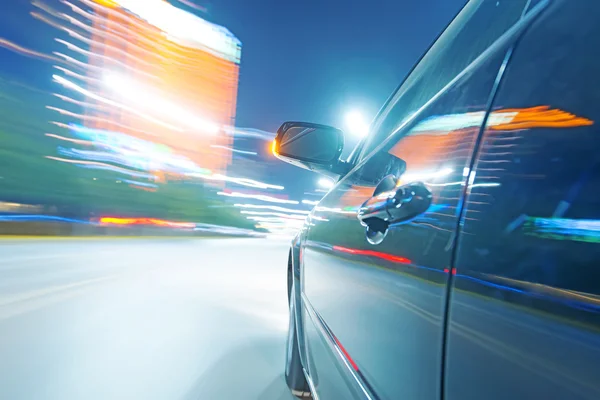 Carro na estrada à noite — Fotografia de Stock