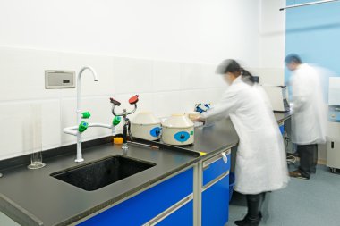 Kimya laboratuarında çalışan araştırmacılar