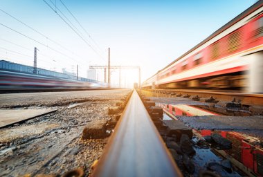 hızlı hareket eden trenler