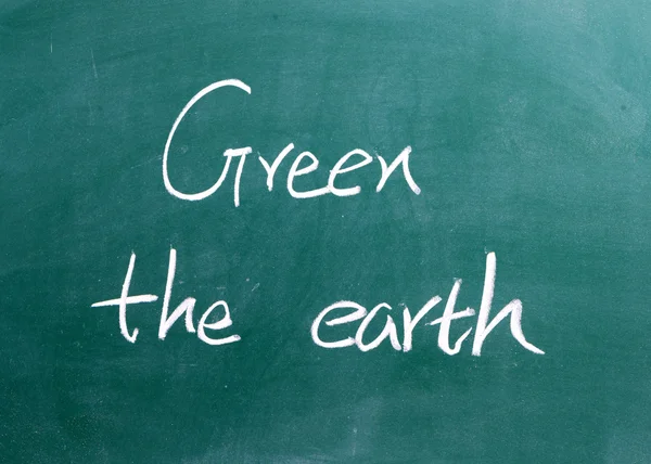 Palabra "verde la tierra" escrito en pizarra — Foto de Stock
