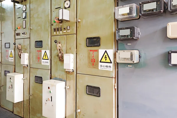 Dispositivos de medição elétrica e interruptores estão localizados em painéis — Fotografia de Stock