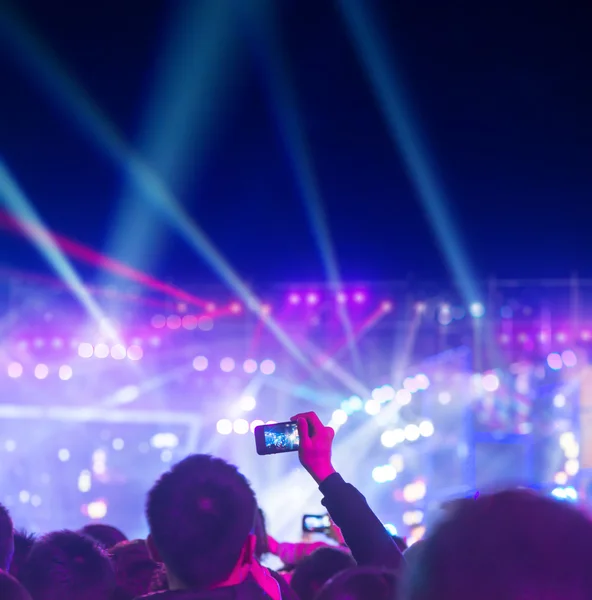 Publikumssilhouetten bei Konzert — Stockfoto