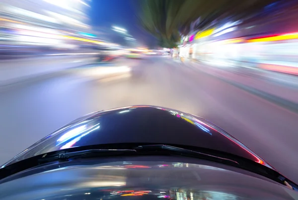 Coche en la carretera por la noche —  Fotos de Stock