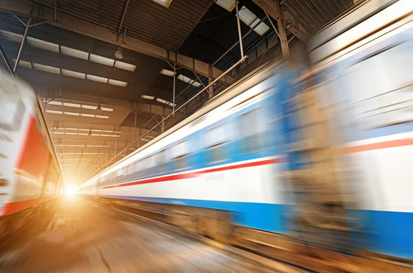 Hızlı hareket eden trenler — Stok fotoğraf
