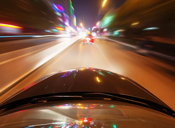 Carro na estrada à noite — Fotografia de Stock