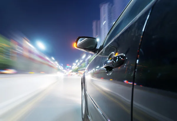 Carro na estrada à noite — Fotografia de Stock