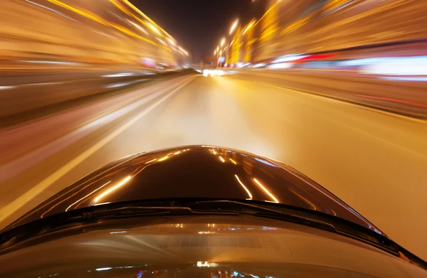 Voiture sur la route la nuit — Photo