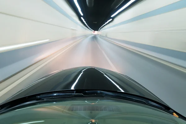 Carro na estrada à noite — Fotografia de Stock