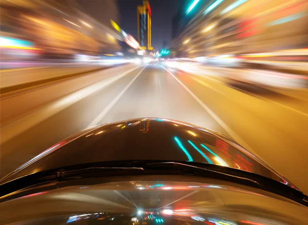 Carro na estrada à noite — Fotografia de Stock